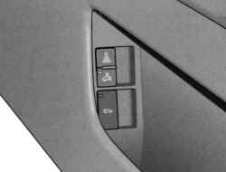 Кнопка отпирания багажника на двери водителя