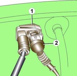Расположение электрического разъема (2) выключателя принудительного включения пониженной передачи (kick-down) и зажима (1) крепления троса акселератора