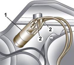Расположение держателя (1) и электрического разъема (2) передней габаритной лампы