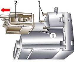 Расположение фиксаторов (1) выключателя (2) обогревателя переднего сиденья и направление снятия выключателя
