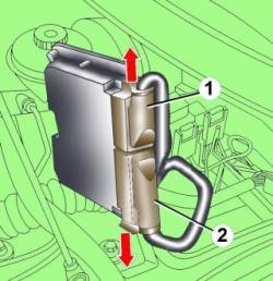 Направления ослабления зажимов электрических разъемов (1 и 2) электронного блока управления двигателем