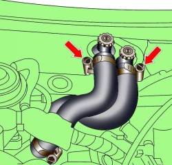 Расположение хомутов крепления шлангов системы охлаждения к штуцерам отопителя на перегородке моторного отсека