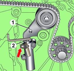 Установка шестигранного ключа на 4 мм между рычагом натяжного ролика (1) и механизмом натяжения (2)