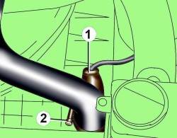 Расположение электрического разъема (1) термодатчика включения вентилятора и хомута (2) крепления шланга системы охлаждения