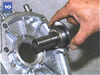 Снятие механизма привода выключения сцепления на автомобиле с двигателем ВАЗ-2106
