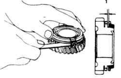 4.38 Проверка зазора между венцом ведущей шестерни и блокирующим кольцом синхронизатора 1. Зазор
