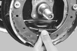 Замена тормозных колодок тормозного механизма заднего колеса