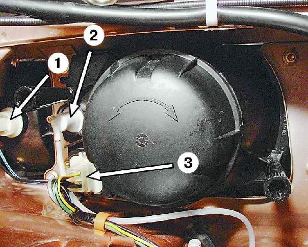 и гидрокорректор: 1 - колодка проводов указателя поворота; 2 - гидро